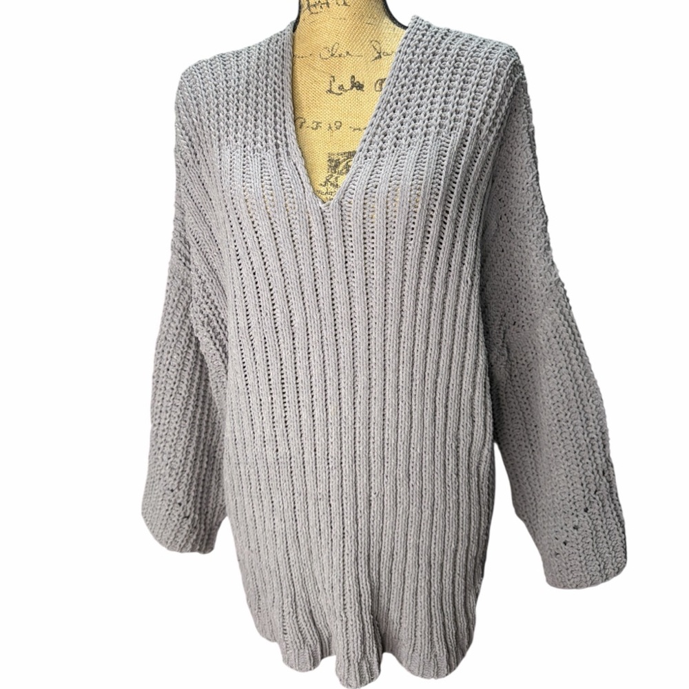 Umgee Light Gray V-Neck Sweater EC Size Medium